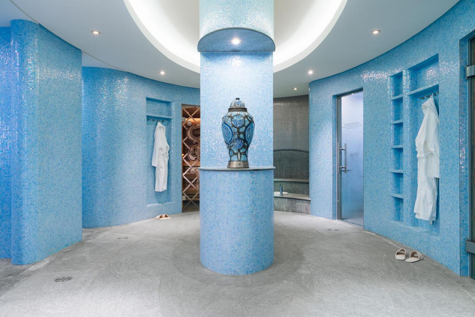 Eden Roc - The Leading Of The World